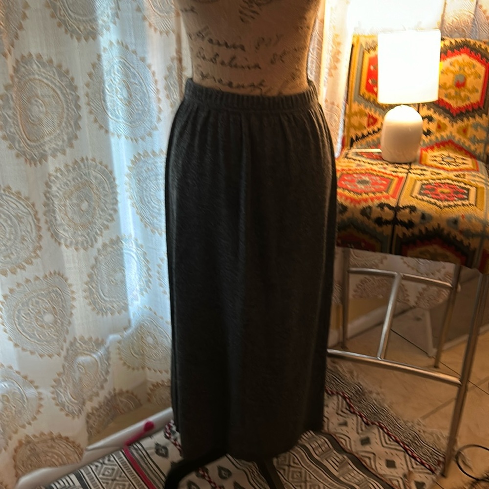Cute stretchy, pencil skirt. Size large